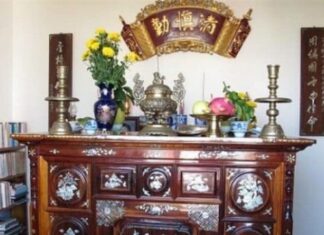 Where Should the Flower Vase Be Placed on the Ancestral Altar: Left or Right? Many Families Are Doing It Wrong and Losing Their Luck.