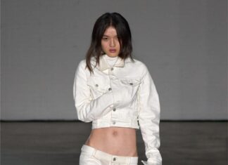 The Ultimate Guide: 5 Ways to Rock Flared Jeans Without Looking Frumpy