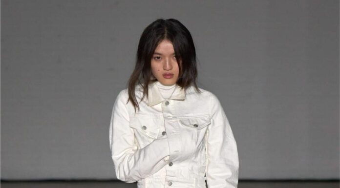 The Ultimate Guide: 5 Ways to Rock Flared Jeans Without Looking Frumpy