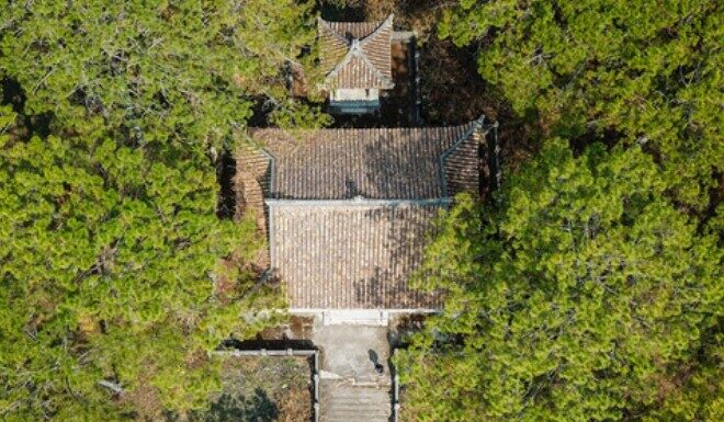 The Mystical Stone Tomb of Nam Phuong Empress’s Father, Hanging Amidst the Pine Forest