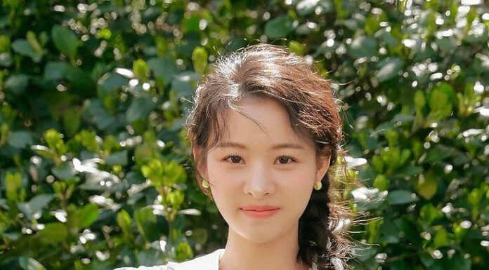 The Peter Pan Collar: A Sisterhood of Style, Capturing the Ethereal with a Touch of Sweet Elegance