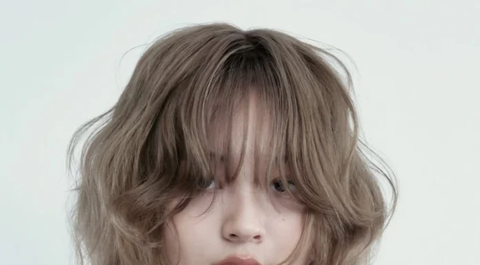 “The Curly Hair “Hack” for Short-Haired Women: A Timeless Look for All Ages”