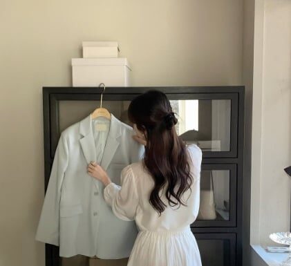 5 Hairstyles to Make You Look Younger at the Office