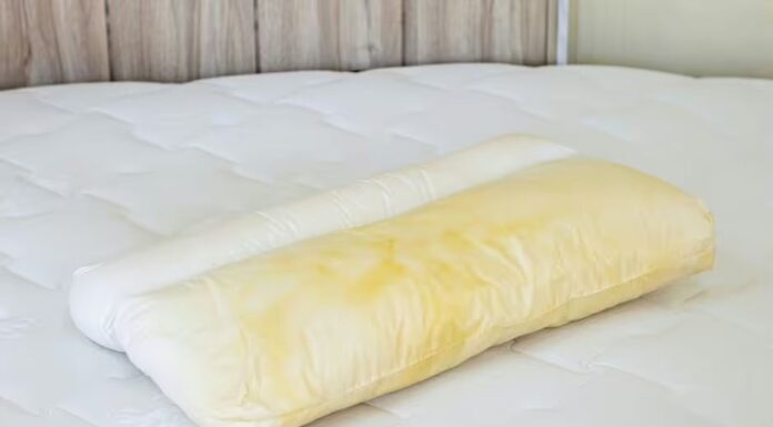 No Bleach Needed: 3 Kitchen Ingredients to Remove Yellow Stains from Pillows in One Wash