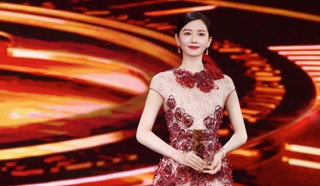 The Ageless Beauty of Cbiz: A Style Icon Both On and Off the Red Carpet