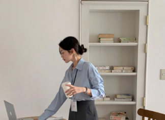 The Ultimate Style Guide: How These 5 Primary Colors, Combined With Blue, Create a Youthful and Trendy Ensemble.