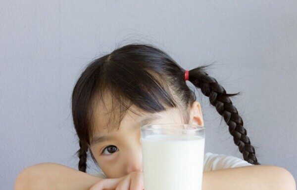 “Transforming Picky Eating Habits: Ingenious Strategies to Get Your Child to Enjoy Drinking Milk”