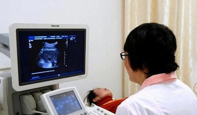 “A Mother’s Unwavering Choice: Embracing Life with a Limb Difference”