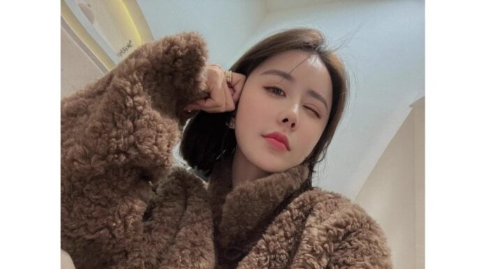 “Ageless Style: Mastering the Art of Timeless Wardrobe Choices for the Savvy Woman Over 50”