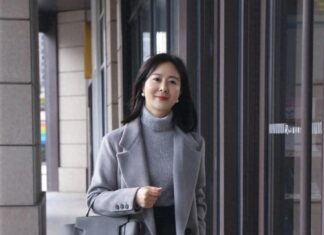 “The Timeless Trio: Elevate Your Style with These 3 Classic Pieces, Ladies U40-50”