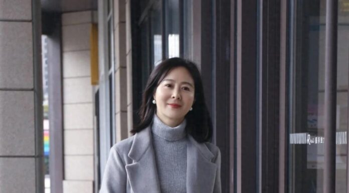 “The Timeless Trio: Elevate Your Style with These 3 Classic Pieces, Ladies U40-50”