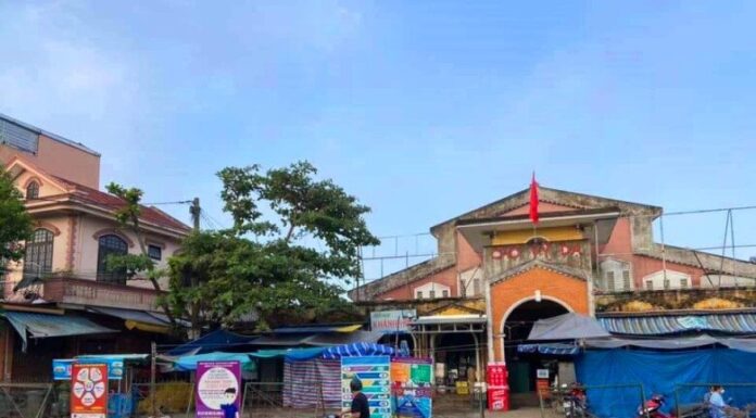 The Market Attached to the Most Famous Landmark in Hue is Now a Culinary “Paradise”, Luring Visitors with Irresistible Delicacies