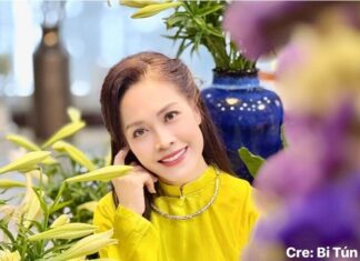 The Artful Arranger: How a VTV Female Editor Masterfully Crafts a Floral Display, Taming the Tantrum-Prone Blooms with Motherly Panache