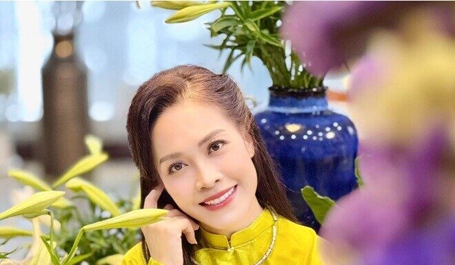 The Artful Arranger: How a VTV Female Editor Masterfully Crafts a Floral Display, Taming the Tantrum-Prone Blooms with Motherly Panache