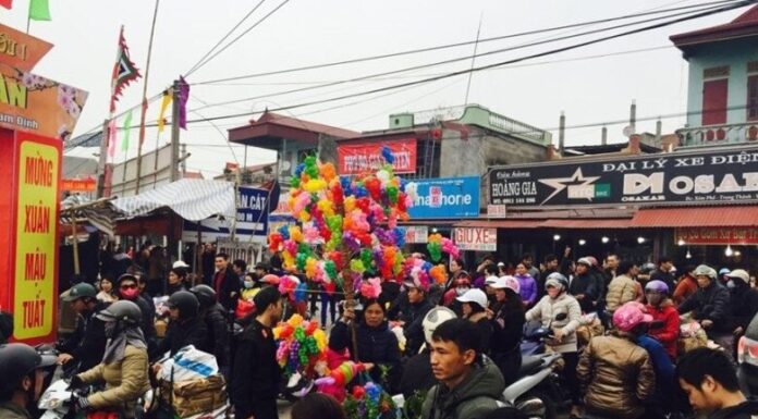 The Annual Sixth Day of Lunar New Year Fair: A Bustling Event for Fortuitous Trades