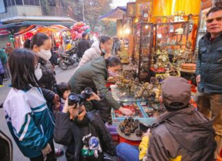 A Walk Through Hanoi’s Antique Market: A Time-Honored Tradition.