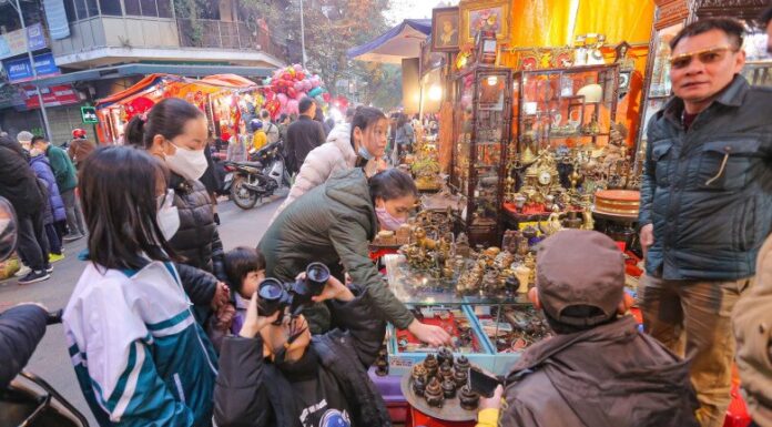 A Walk Through Hanoi’s Antique Market: A Time-Honored Tradition.