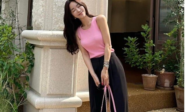 5 Creative Ways to Style Black Trousers and Break Free From Boring, Stiff Looks