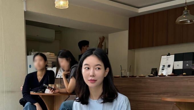 10 Simple Yet Striking Ways to Revamp Your Old Jeans and Look Youthful