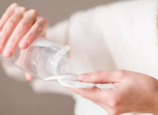 “A Guide to Choosing the Right Makeup Remover for Your Skin Type”