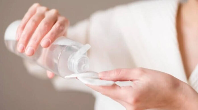 “A Guide to Choosing the Right Makeup Remover for Your Skin Type”