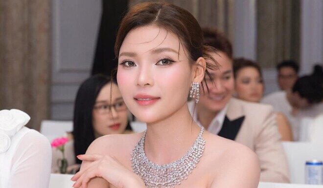 “Kicking Off the New Year With a Fresh Cut: Wife of Vietnamese Actor Luong The Thanh Goes K-Pop Idol With a Flawless Fringe”