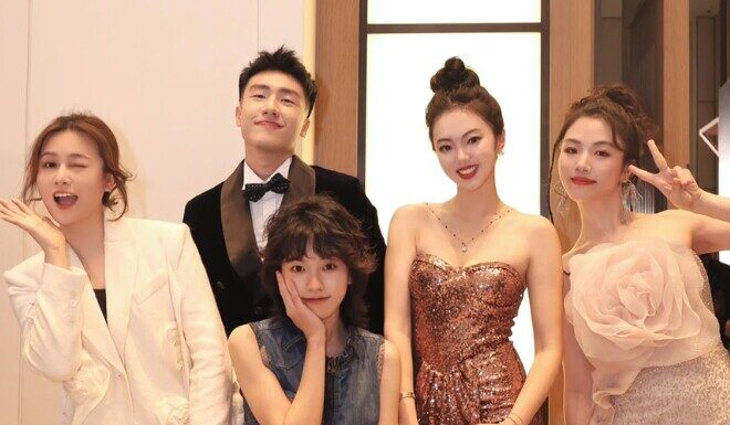 The Ultimate Style Guide for Ladies to “Transform” at the End-of-Year Party