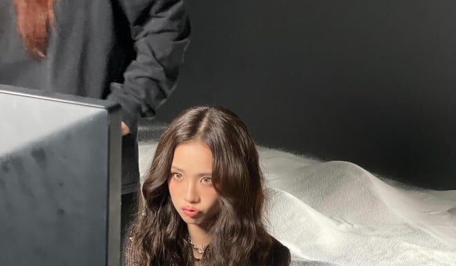 The Ultimate Guide to Jisoo’s Four Go-To Curly Hairstyles for Effortless Beauty