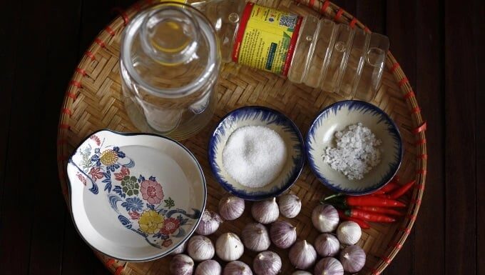 “The Secret to Perfect Pickled Garlic: Add a Crunch with a Color-Preserving Twist”