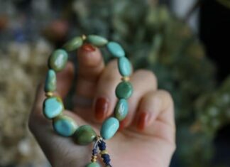 3 Jewelry Pieces Middle-Aged Women Should Avoid for a More Elegant Look