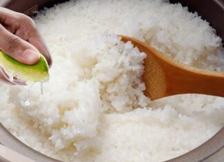 Squeezing Lemon into Cooked Rice: An Unexpected Hack with Surprising Benefits.