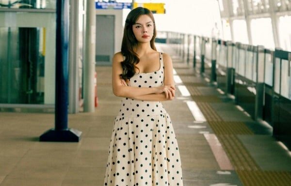 “Over-40 Ladies, Take Note: Style Tips from Pham Quynh Anh on How to Rock a Maxi Dress”