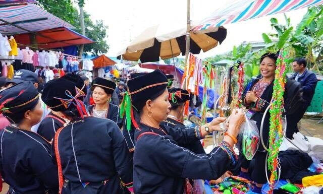 Exploring Tuyen Quang’s Unique Biennial Market, Indulging in Its Signature Treats