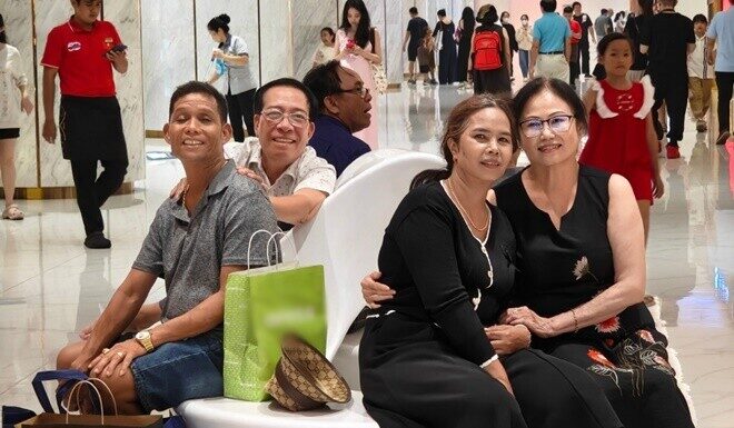 H’Hen Niê and Her Husband Treat Both Families to a Holiday, but the Real Star is the Beauty of the Mothers-in-Law