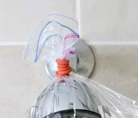 “Dirty, Smelly Bathroom? Revitalize It with These 4 Effective Cleaning Tips”