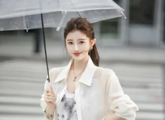 The Ultimate Style Guide: 10 Timeless Pieces Every Woman Needs in Her Wardrobe This Year, Flattering at Any Age