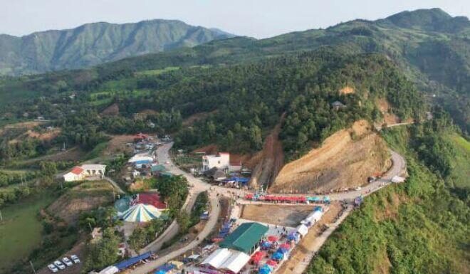 The Ultimate Mountain Market Experience: Shop for Unique Forest Delicacies Amidst the Clouds.