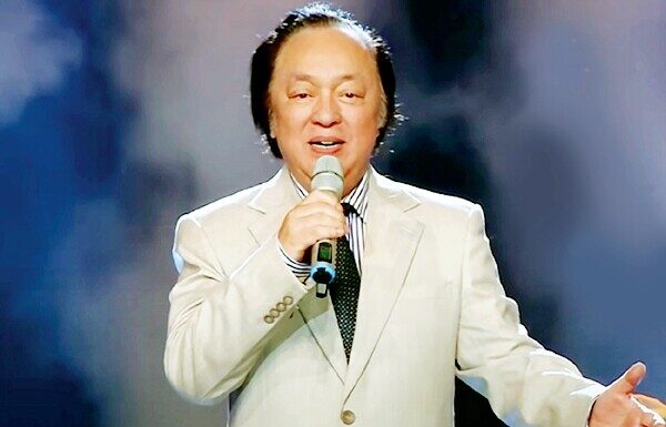 The Singer’s Famous Father: Unveiling the Life of a Musical Prodigy and His Two Amazing Wives