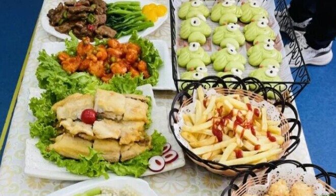 “Lunchtime Photos Spark Controversy: Parents Demand Meeting with Principal”