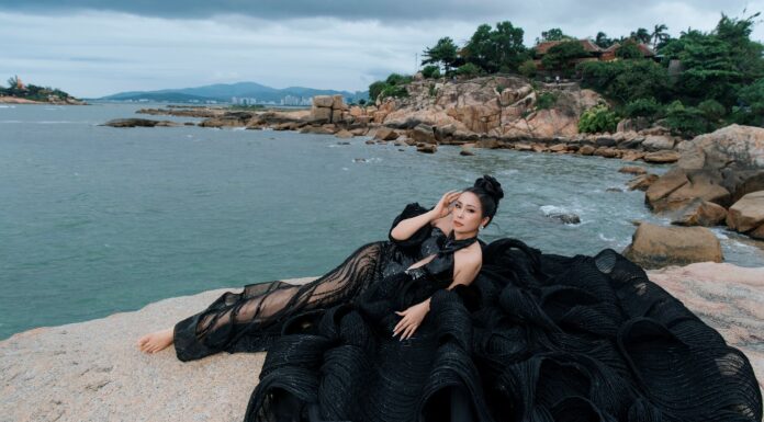 The Ocean’s Goddess: An Icon of Elegant Fashion and Feminist Power