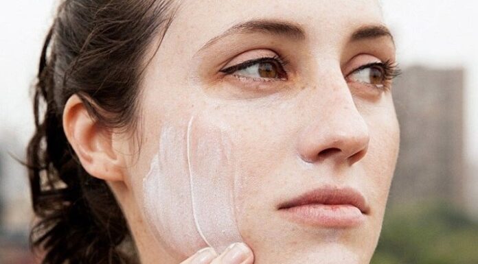 “5 Tips to Avoid a White, Pasty Face After Applying Sunscreen”
