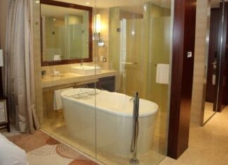 Why Are More Hotels Opting for Clear Glass Bathroom Walls?