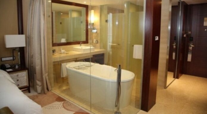 Why Are More Hotels Opting for Clear Glass Bathroom Walls?