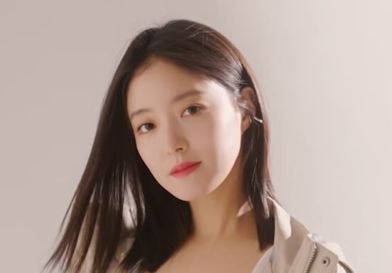 “The Red-Sleeved Beauty’s Secrets to a Radiant Complexion”