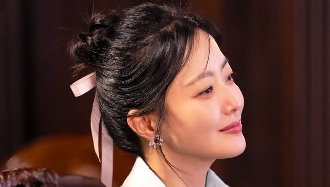 “The Number One Korean Beauty” Unveils Her Skincare Secrets for a Radiant, Dewy Complexion