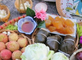 A Traditional Hanoi Treat: Sweet and Savory ‘Bug-Repelling’ Cakes for the Summer Solstice, Just VND 5,000 each.