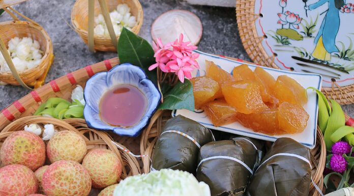 A Traditional Hanoi Treat: Sweet and Savory ‘Bug-Repelling’ Cakes for the Summer Solstice, Just VND 5,000 each.