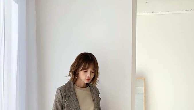 The Ultimate Guide for the Elegant Woman: 5 Minimalist Wardrobe Essentials for the Over-30 Sisterhood