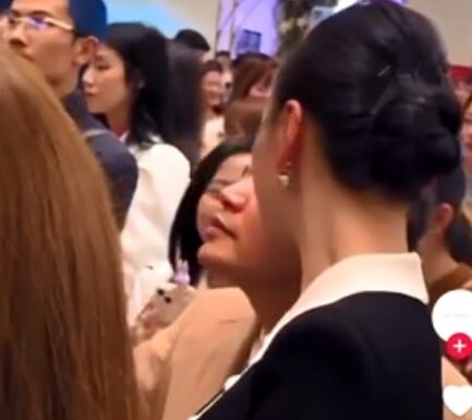 The Kiss That Caused a Stir: When Shark Bình and Phuong Oanh’s Public Display of Affection Captivated the Masses