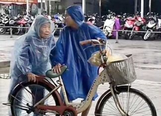 The Heartwarming Moment a 65-Year-Old Daughter Takes Her Mother to the Hospital in the Rain: A Tribute to the Bond Between Mothers and Daughters